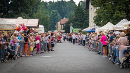Barwny korowód z okazji TKB przeszedł przez Wisłę